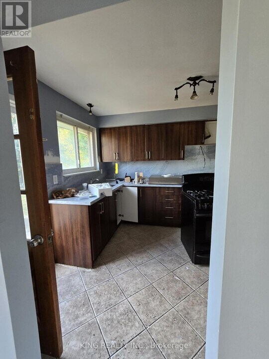 11 Durham Crescent in Brampton, ON - Building Photo