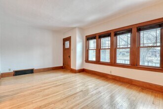 5113 W Wisconsin Ave in Milwaukee, WI - Building Photo - Building Photo