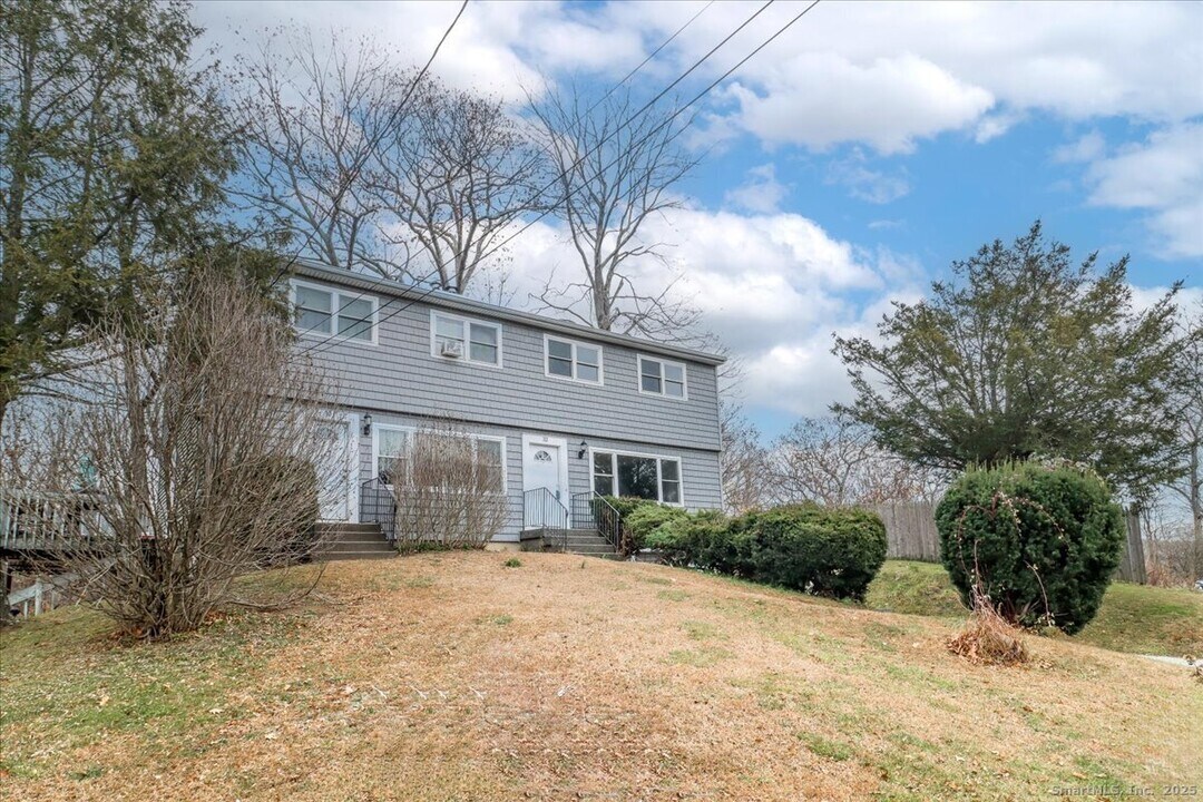 32 Pleasant St in Bethel, CT - Building Photo