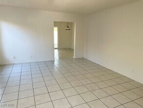 5436 Burkshire Dr in Las Vegas, NV - Building Photo - Building Photo