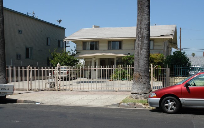 939 Menlo Ave in Los Angeles, CA - Building Photo - Building Photo