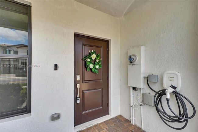 213 SW 159th Ct in Pembroke Pines, FL - Foto de edificio - Building Photo