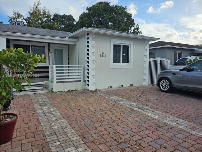 5816 SW 9th St in West Miami, FL - Building Photo - Building Photo