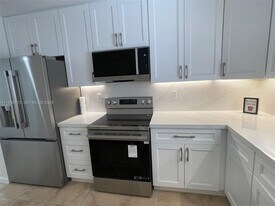 10905 N Kendall Dr in Miami, FL - Building Photo