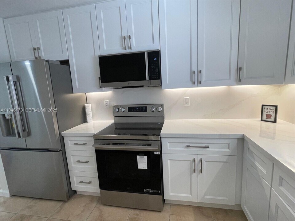 10905 N Kendall Dr in Miami, FL - Building Photo