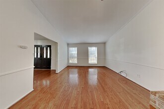 2137 Parkdale Dr in Humble, TX - Foto de edificio - Building Photo