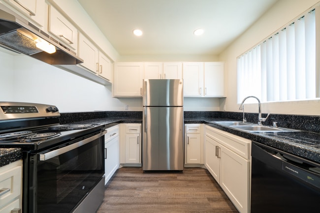 631 Blackshaw Ln in San Diego, CA - Building Photo - Building Photo