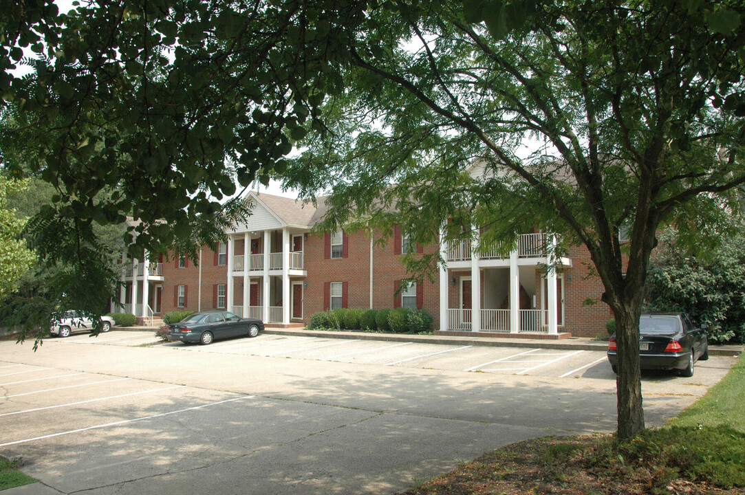 77 Forest Hill Dr in Frankfort, KY - Building Photo