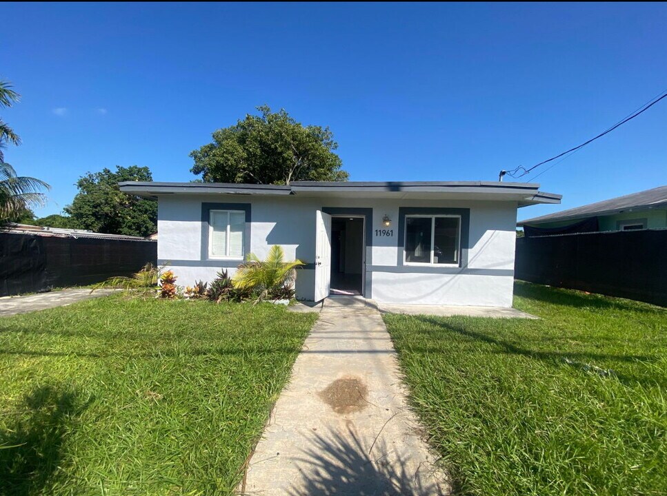 11961 SW 214th St in Miami, FL - Building Photo