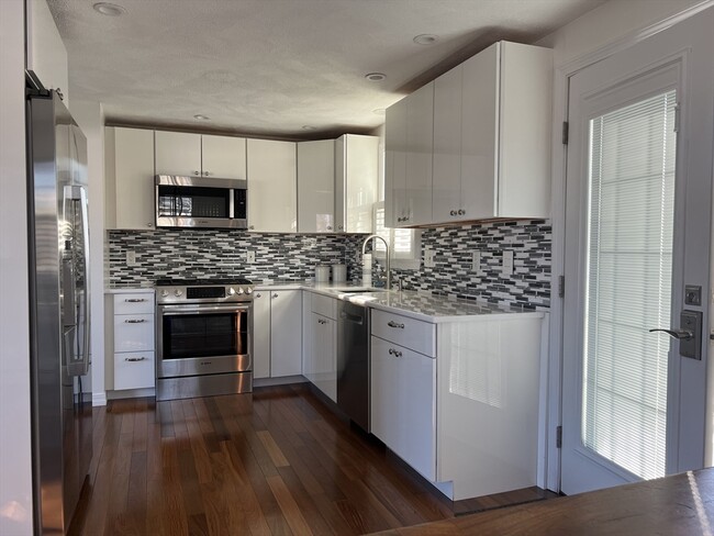 33 Central St, Unit #2 in Winthrop, MA - Foto de edificio - Building Photo