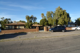 El Monterey Apartments in Tucson, AZ - Building Photo - Building Photo