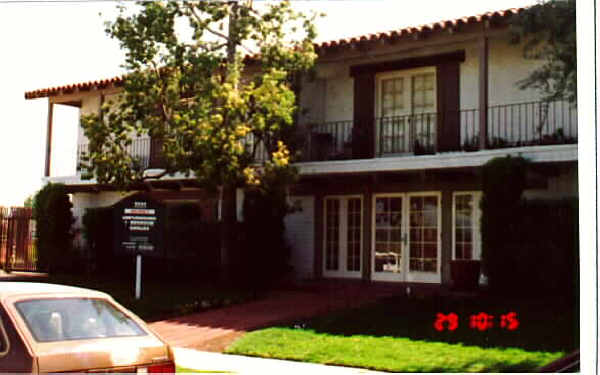 Independence Apartments in Canoga Park, CA - Foto de edificio