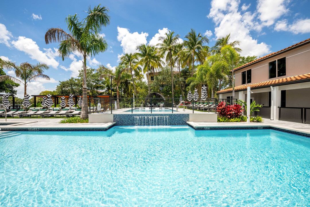 Gatehouse On The Green in Plantation, FL - Building Photo