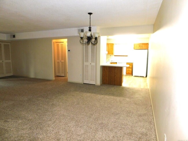 608 Twin Circle Dr in South Windsor, CT - Building Photo - Building Photo