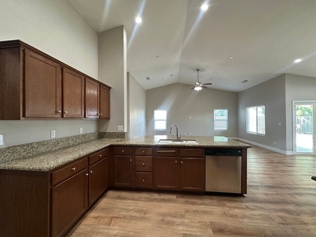 1562 National Dr in Lemoore, CA - Building Photo - Building Photo