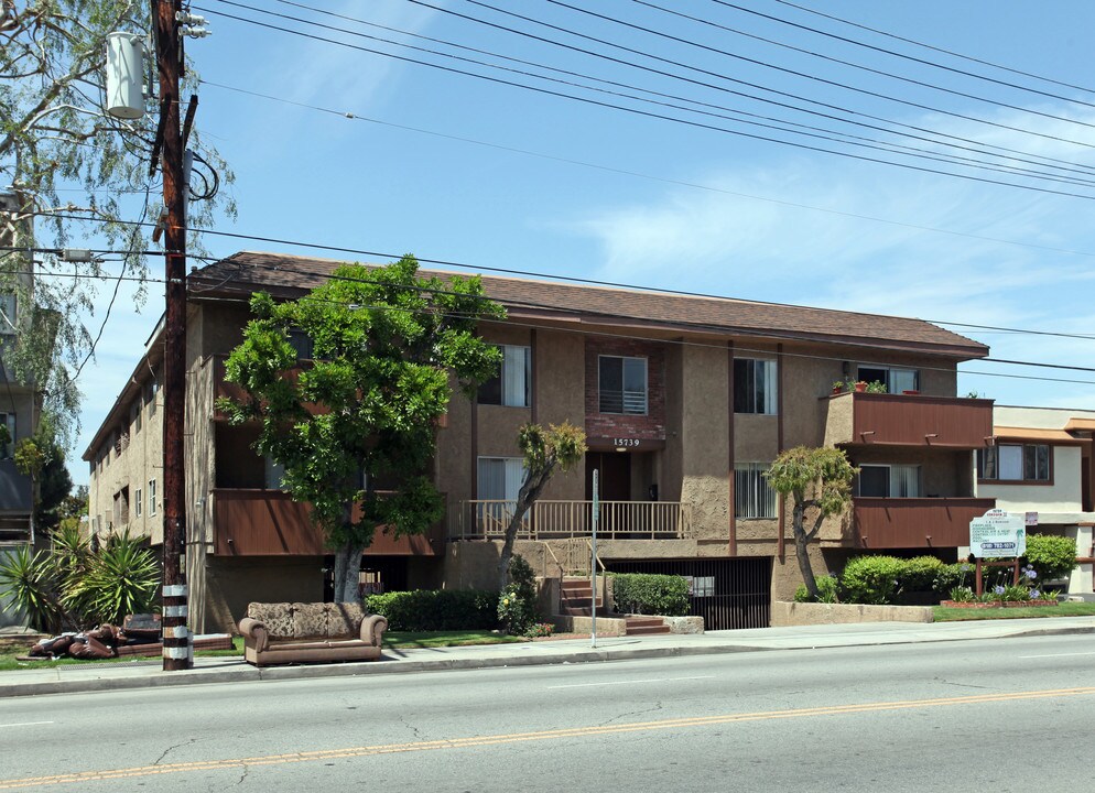 15739 Vanowen St in Van Nuys, CA - Foto de edificio