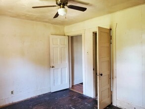 1305 E Lawrence St, Unit 1 in Decatur, IL - Foto de edificio - Building Photo