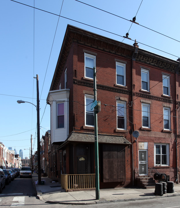 1525 Tasker St in Philadelphia, PA - Building Photo