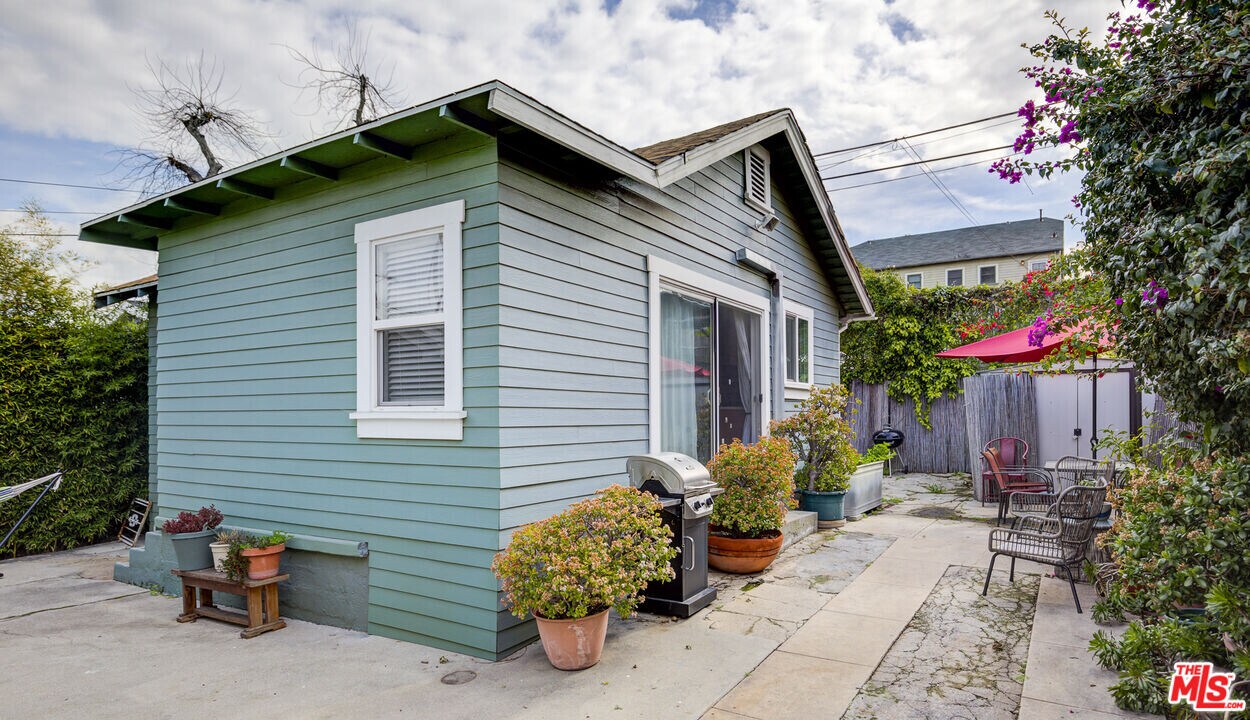 1010 N Rampart Blvd in Los Angeles, CA - Building Photo