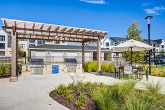 Water's Edge Apartments in Salado, TX - Foto de edificio - Building Photo