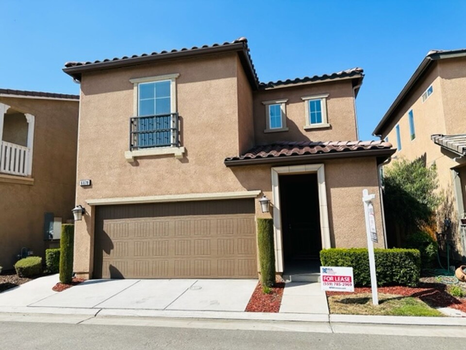 6078 E Peruna Way in Fresno, CA - Foto de edificio