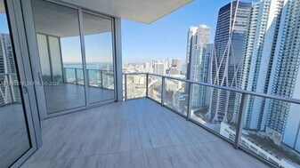 851 NE 1st Ave in Miami, FL - Building Photo