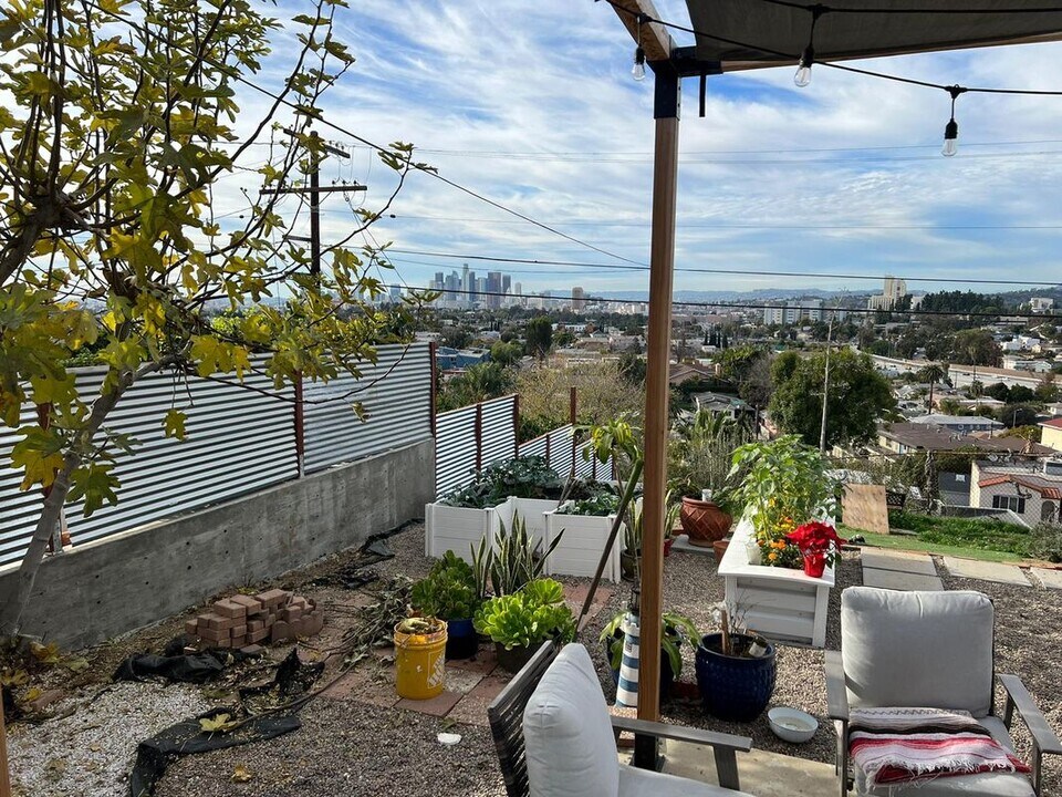 1233 Atwood St in Los Angeles, CA - Building Photo