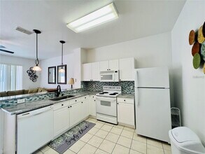 2413 Silver Palm Dr in Kissimmee, FL - Foto de edificio - Building Photo