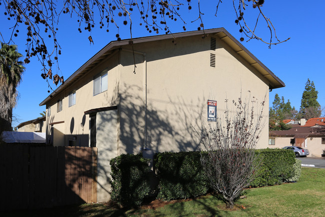 La Hacienda Apartments in El Cajon, CA - Building Photo - Building Photo