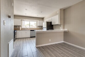 356 E Desert Inn Rd in Las Vegas, NV - Building Photo - Building Photo