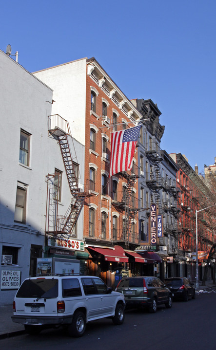 342 E 11th St in New York, NY - Building Photo