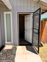 546 N Gertrude Ave in Stockton, CA - Foto de edificio - Building Photo