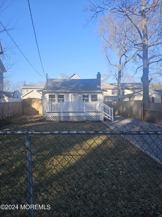 327 Anthony Ave in Toms River, NJ - Building Photo