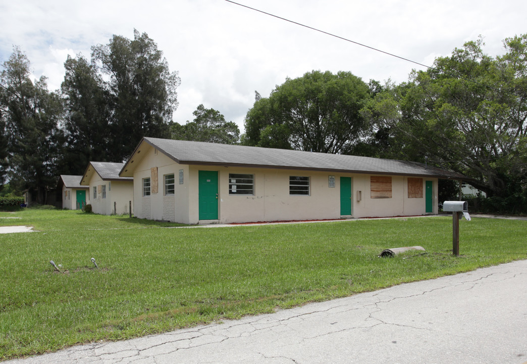 1055 Alderman St in Ft. Myers, FL - Building Photo