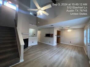 512 Eberhart Ln in Austin, TX - Foto de edificio - Building Photo