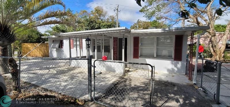 2561 NE 12th Terrace in Pompano Beach, FL - Foto de edificio