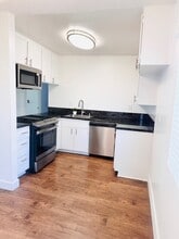 Barcelona Apartments. in Anaheim, CA - Foto de edificio - Building Photo