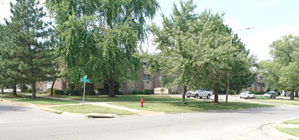 Oakwood Manor Apartments in Topeka, KS - Building Photo - Building Photo