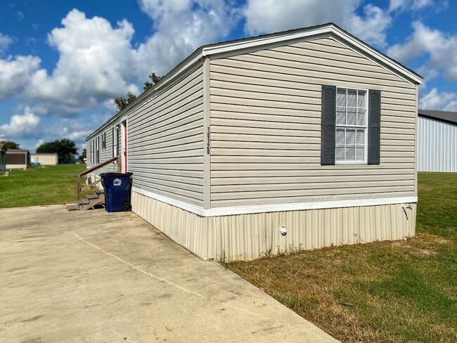 10120 Fournerat Rd in Bell City, LA - Foto de edificio - Building Photo