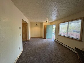2104 Roosevelt Dr in Anchorage, AK - Building Photo - Building Photo