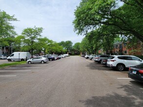 2315 S Goebbert Rd in Arlington Heights, IL - Building Photo - Building Photo