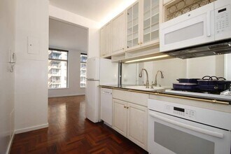 250 E 54th St, Unit 22E in New York, NY - Building Photo - Building Photo