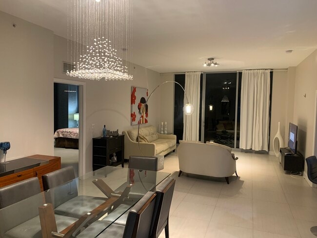 7901 Hispanola Ave, Unit 701 in North Bay Village, FL - Foto de edificio - Building Photo