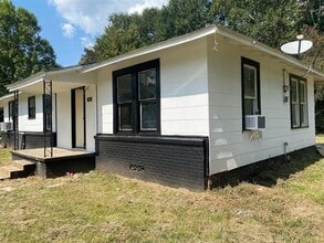 205 Gammage St in Elkhart, TX - Building Photo - Building Photo