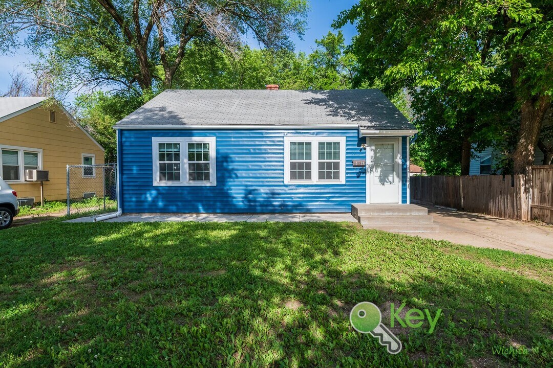 1323 N Terrace Dr in Wichita, KS - Building Photo