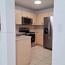 642 SW 106th Ave in Pembroke Pines, FL - Foto de edificio - Building Photo