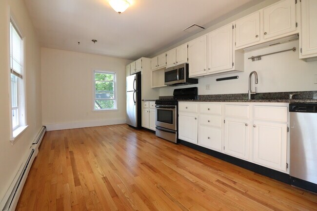 13 Vinton St, Unit 3 in Boston, MA - Foto de edificio - Building Photo