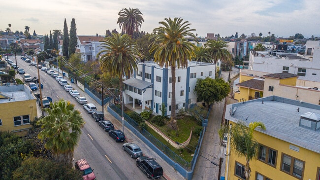 1039 N Bonnie Brae St in Los Angeles, CA - Foto de edificio - Building Photo