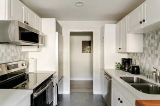 12014 Kling St, Unit 7 in Valley Village, CA - Foto de edificio - Building Photo