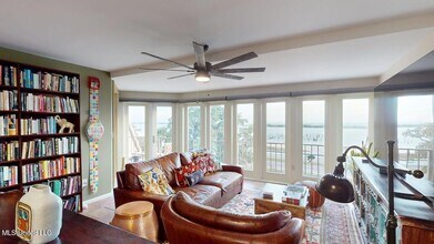 520 Beach Blvd, Unit 501 in Biloxi, MS - Foto de edificio - Building Photo